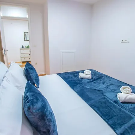 Sapphire Apartment *
