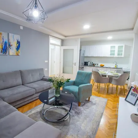 Sapphire Apartment *